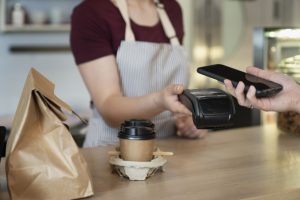 Comment fluidifier le passage en caisse lors des periodes de hausse activite